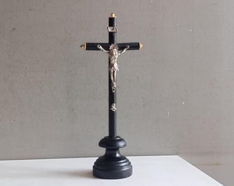 Antik altarkrucifix, Kristus på kors, i svart trä med skalle / franskt arbete, Napoleon III-perioden / religiös dekoration