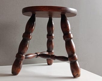 Antiker kleiner Dreibeinhocker aus gedrechseltem Holz, Vintage-Stil aus der Mitte des Jahrhunderts / Melkschemel / Pflanzenständer