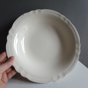 Antike große runde hohle Gemüseschale mit gewelltem Rand aus cremefarbenem elfenbeinweißem Steingut aus Sarreguemines / Shabby-Chic-Tisch