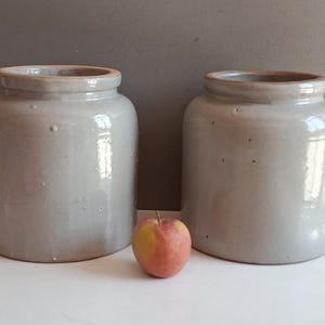 大きなグレーの陶器製保存瓶またはマスタード瓶／ヴィンテージ風のシャビーシックなキッチン用花瓶