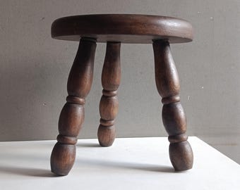 Taburete trípode pequeño antiguo de madera torneada, estilo vintage de mediados de siglo / taburete de ordeño / soporte para plantas