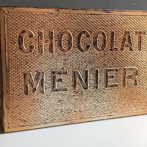 Antigua exhibición de tienda de cajas de chapa metálica grande para barras de chocolate Menier / tienda de comestibles de colección vintage deco POS