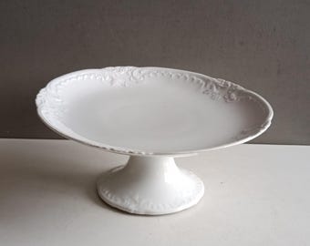 Witte porseleinen taartstandaard/fruitschaal/compoteschaal uit Limoges of Parijs met reliëf, 19e-eeuwse/shabby chic tafeldecoratie