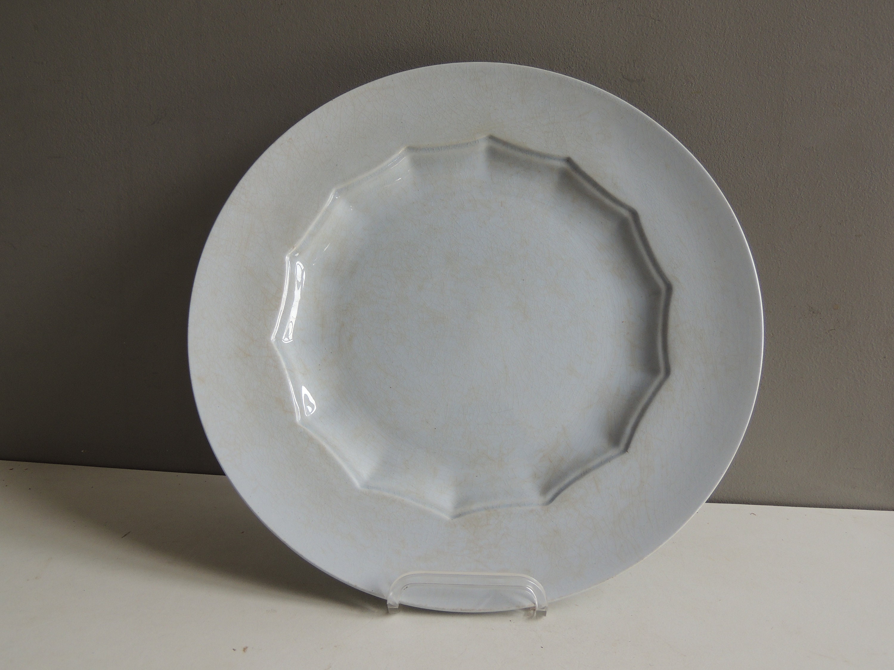 Rare Grand Plat Rond en Faïence Fine Blanche Légèrement Bleutée de Montereau Début Xixème/Creil Perl