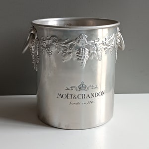 Seau à Champagne Moët & Chandon vintage Argit France en aluminium martelé décor grappes de raisin / Seau à glace