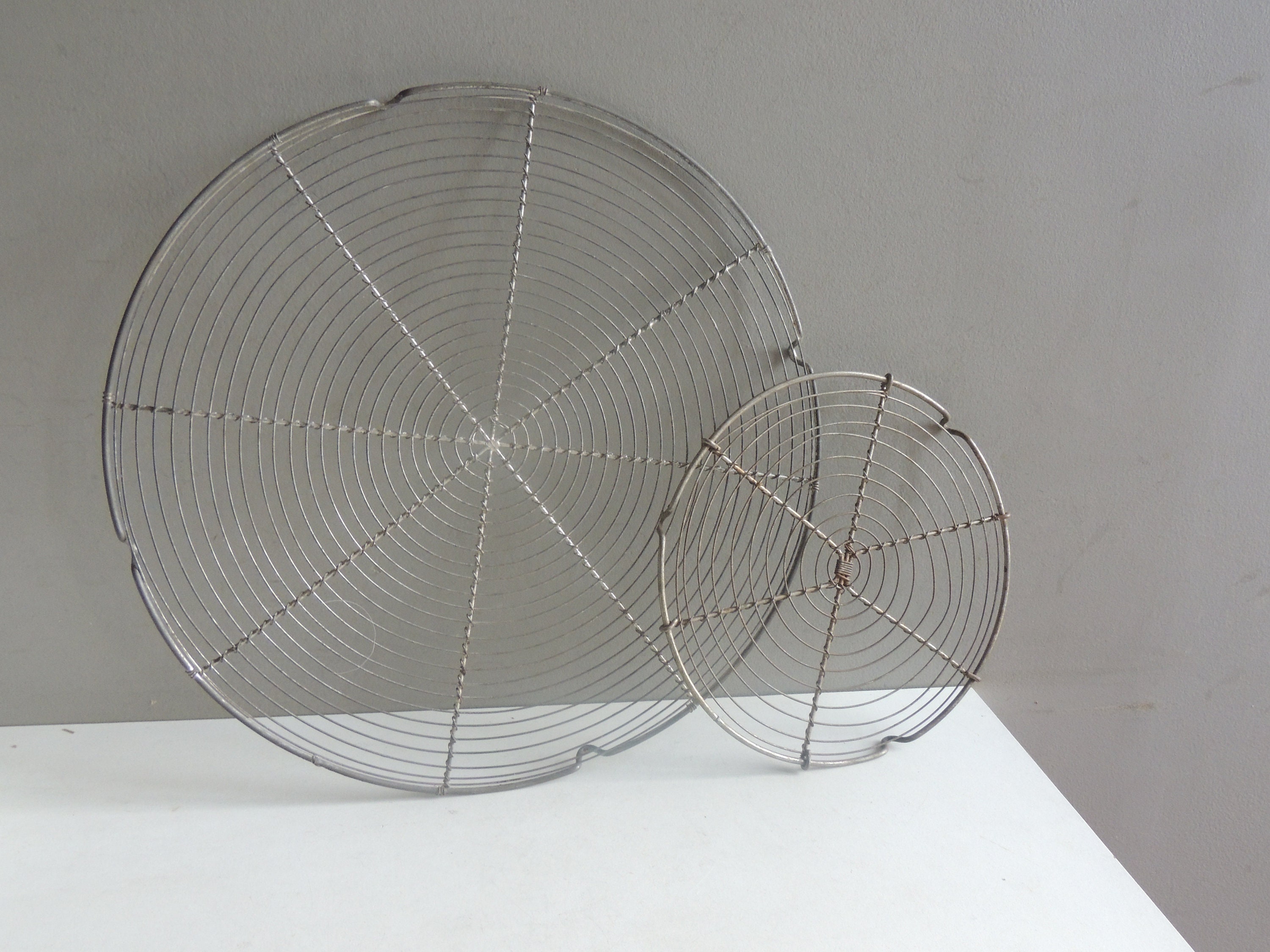 Ancien Dessous de Plat en Fil Fer/Grille Refroidissement Pour Les Gateaux Tartes Art Populaire Déco 