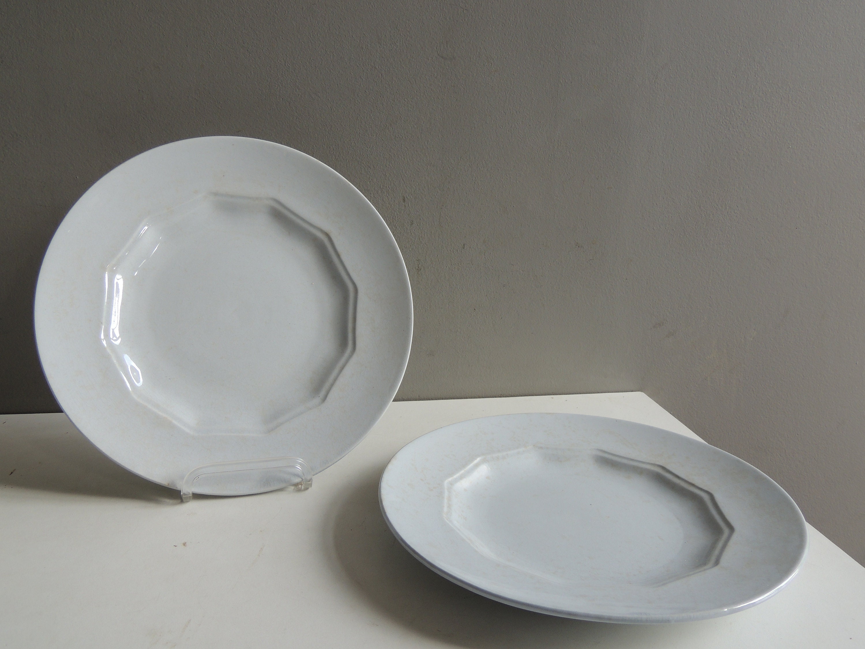 Rare 2 Assiettes en Faïence Fine Blanche Légèrement Bleutée de Montereau Début Xixème/Creil Perles T