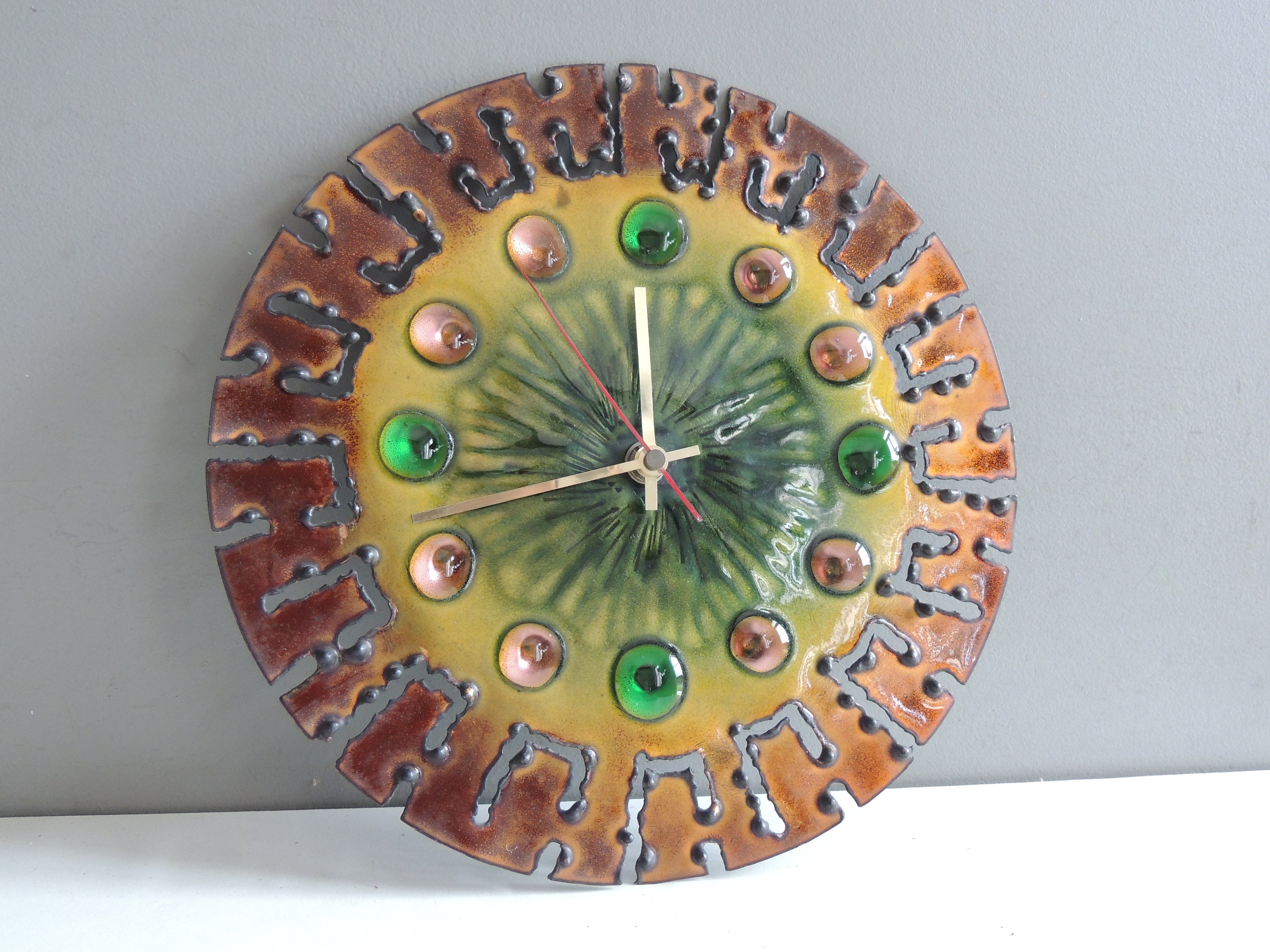 Vintage Pendule en Cuivre Émaillé Découpé et Design Moderniste/Émail Émaux Horloge État de Fonctionn