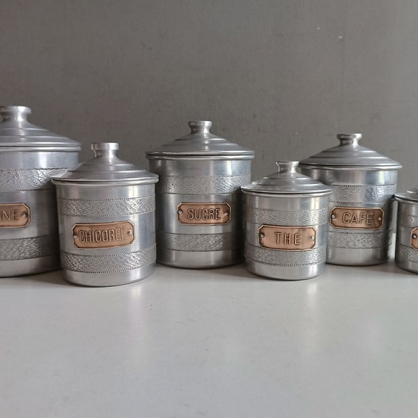 Superbe série de 6 pots à épices en aluminium martelé et petites plaques en laiton pour le nom des épices / boite cuisine vintage