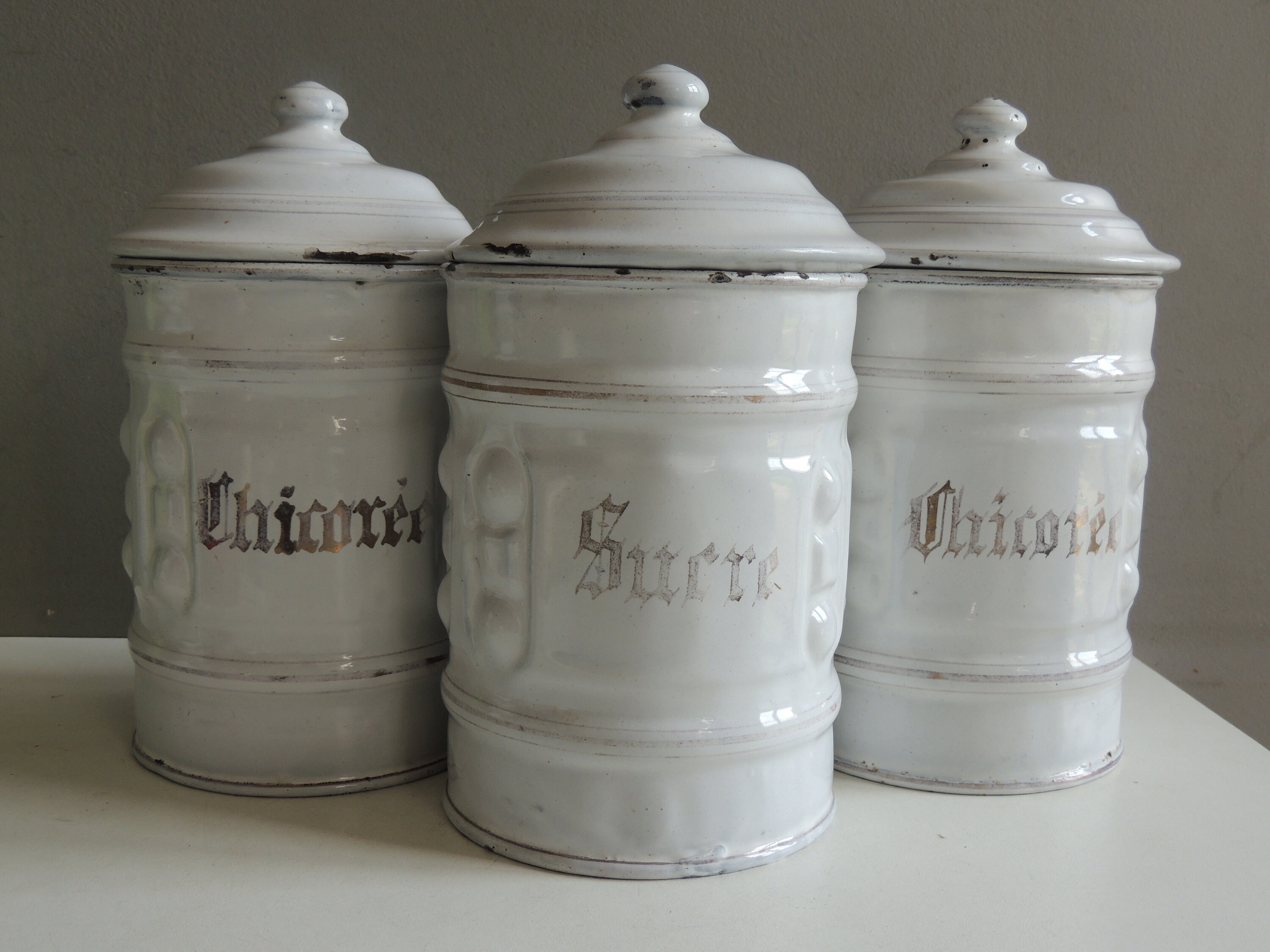 Série de 3 Gros Pots à Épices en Tole Émaillée Blanc et Doré/Émail Cuisine Vintage Déco Shabby Chic