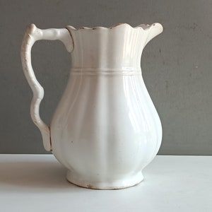 Oude witte aardewerk keramische waterkan van Creil & Montereau 19e-eeuwse shabby chic kan