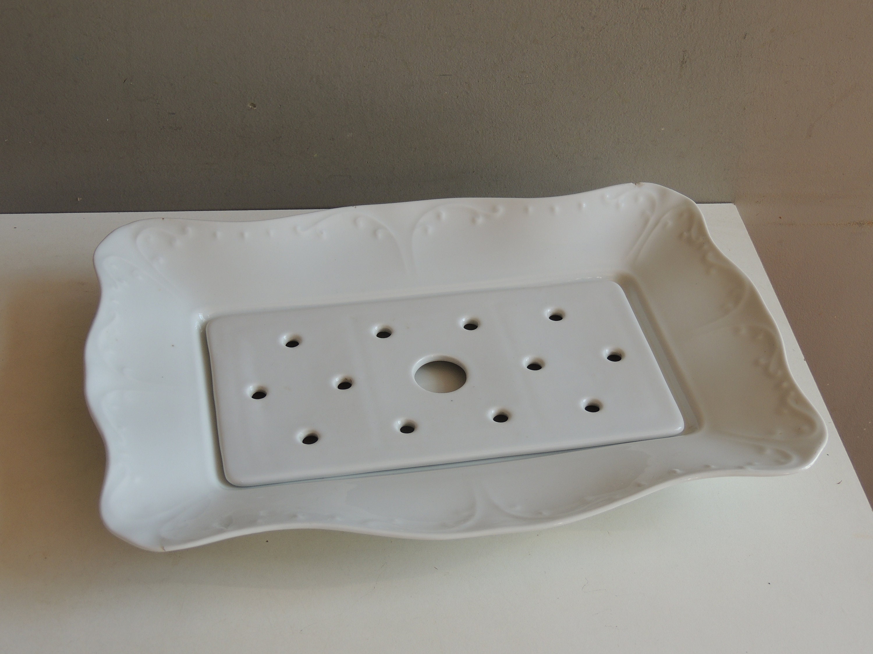 Ancien Grand Plat Égouttoir en Céramique Porcelaine Blanche Épaisse/Assiette Passoire Asperges