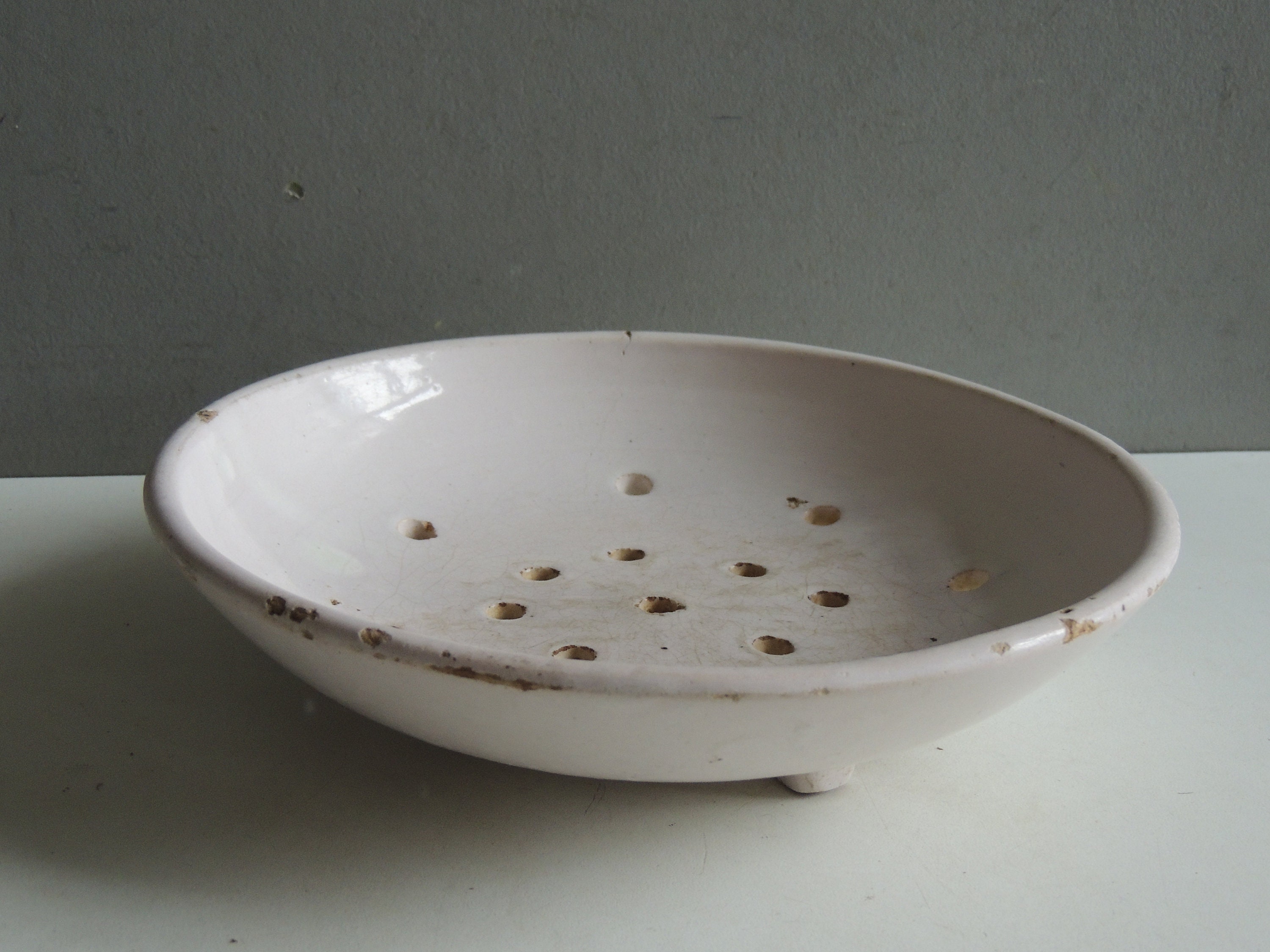 Ancienne Assiette Égouttoir en Céramique Émaillé /Grès Passoire/Moule à Fromage Faisselle