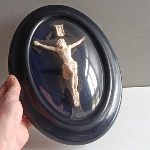 Crucifijo de Cristo en una cruz en un marco de madera ennegrecida y cristal convexo / Obra francesa, siglo XIX, período de Napoleón III