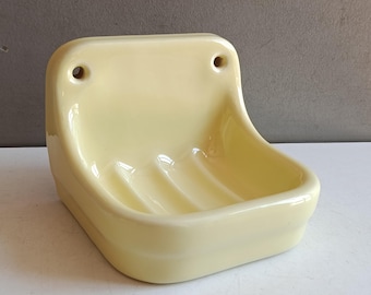 Dik geel porseleinen keramisch zeepbakje voor aan de muur / vintage shabby chic badkamerdecoratie