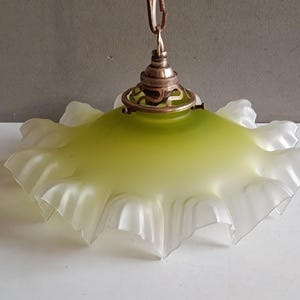 2 Abats-jour en verre épais et bords perlés