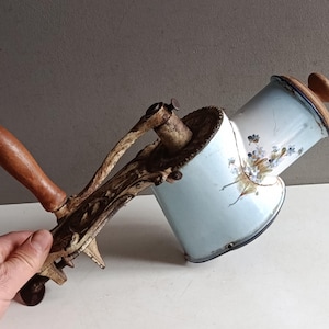 Puede incluir: Antigua herramienta de cocina de manivela con mango de madera y marco de metal ornamentado. Cuenta con dos recipientes de esmalte azul claro con diseños florales. Un artículo de cocina vintage.