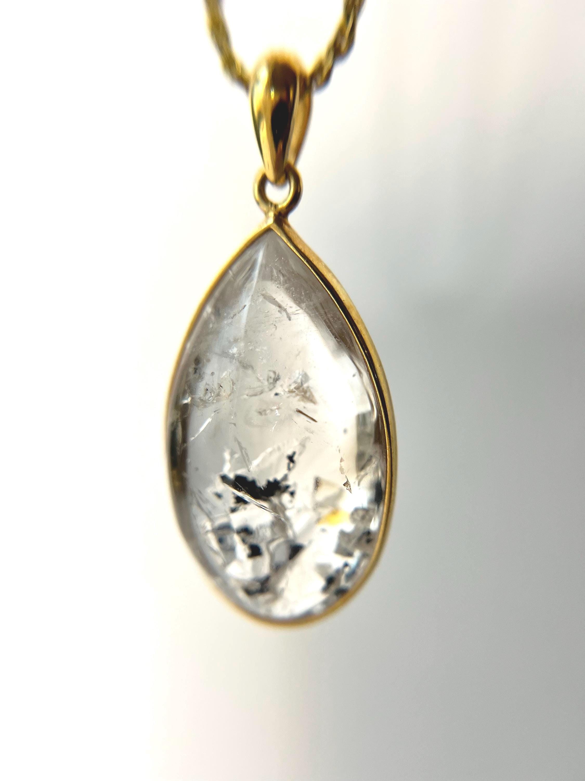 大きなバブルとブラックマイカのエンハイドロスモーキークォーツ