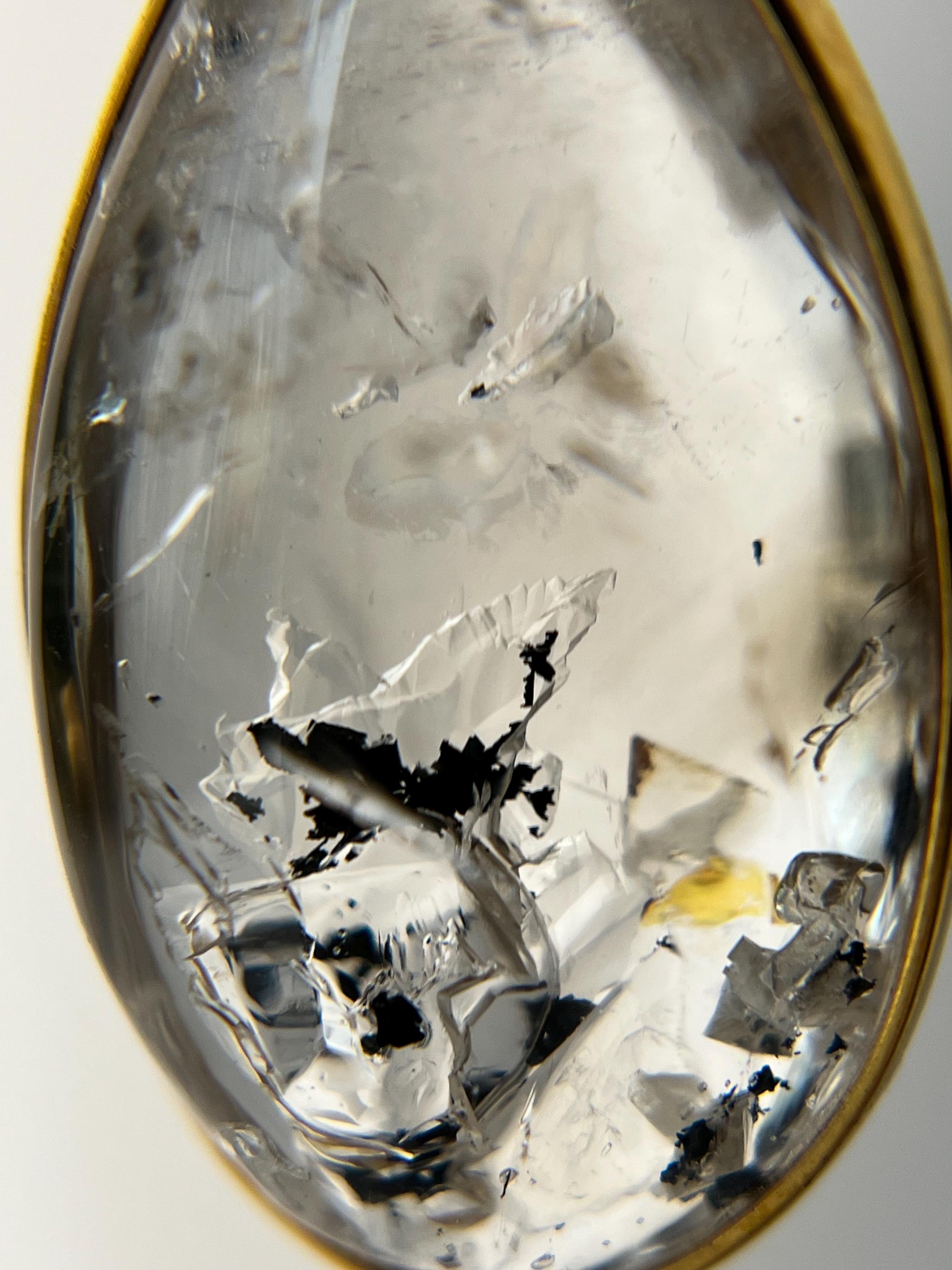 大きなバブルとブラックマイカのエンハイドロスモーキークォーツ