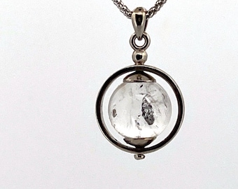 大きなバブルとブラックマイカのエンハイドロスモーキークォーツ