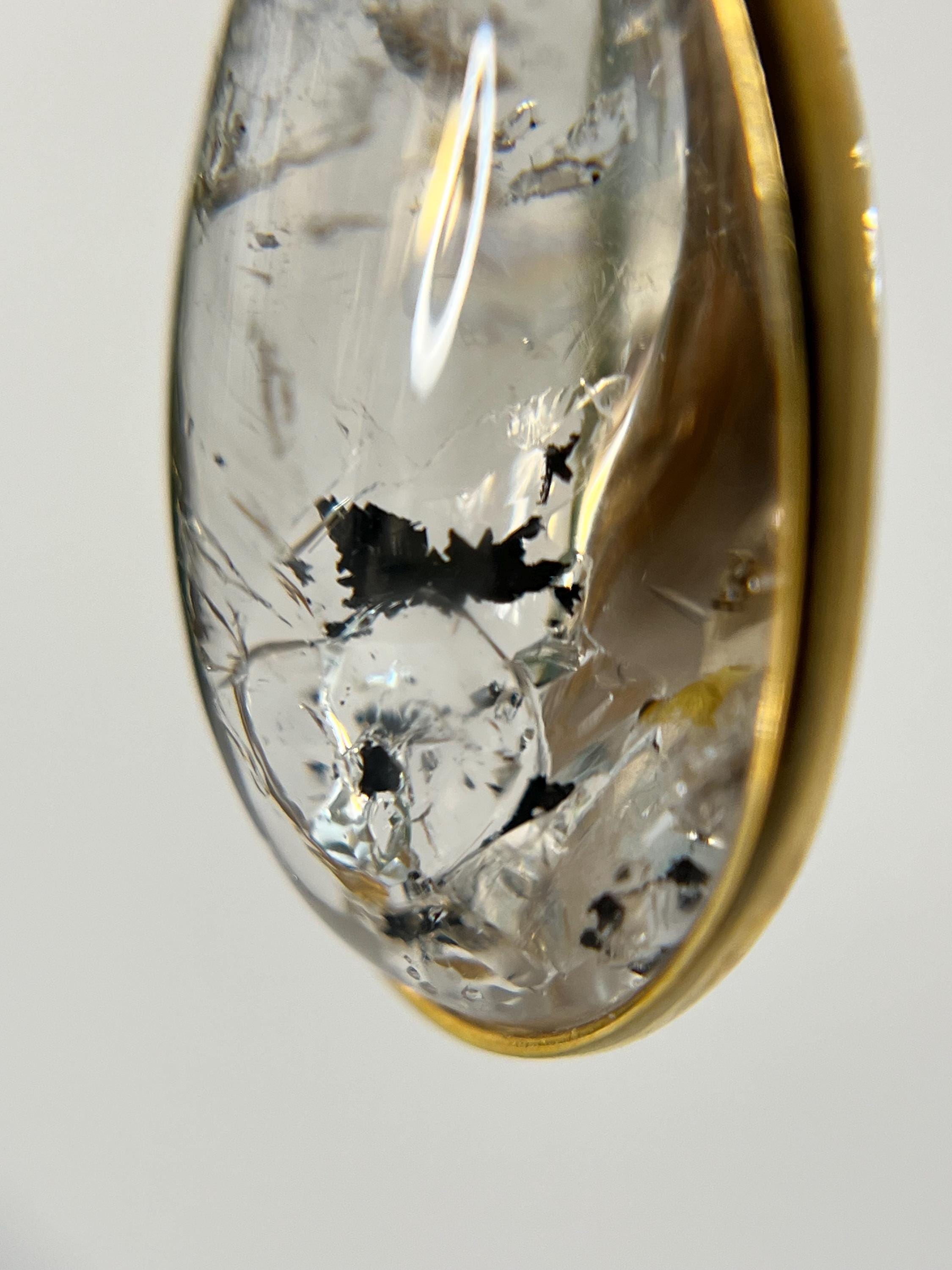 大きなバブルとブラックマイカのエンハイドロスモーキークォーツ