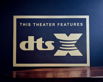 Placa de parede dts X em alumínio dourado escovado para home theater, ideal para sala de cinema, sala de som e sala de mídia. Decoração premium para sala de cinema.