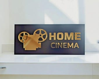 Placa de parede para home theater em acrílico espelhado dourado, ideal para sala de cinema, sala de som e sala de mídia. Decoração premium para sala de cinema.