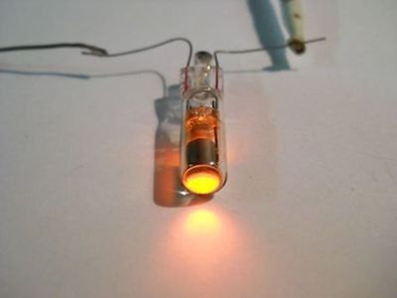 напряжение неоновой лампы. эритемные люминесцентные лампы. схема включения неоновой лампы в электрическую цепь. неоновые индикаторные лампы инс-1. лампа индикаторная тн-0.