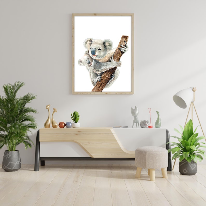 Puede incluir: Una pintura de acuarela de una madre koala y su cr&iacute;a aferr&aacute;ndose a una rama de &aacute;rbol. Los koalas est&aacute;n representados en un color gris claro con acentos marrones. El fondo es blanco.