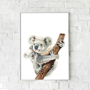 Puede incluir: Pintura acuarela de una madre koala y su cr&iacute;a, ambas con pelaje gris, aferradas a una rama de &aacute;rbol marr&oacute;n. Las caras de los koalas son visibles, con ojos y narices negros, y est&aacute;n sonriendo.