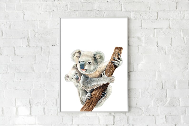 Puede incluir: Pintura acuarela de una madre koala y su cr&iacute;a, ambas con pelaje gris, aferradas a una rama de &aacute;rbol marr&oacute;n. Las caras de los koalas son visibles, con ojos y narices negros, y est&aacute;n sonriendo.
