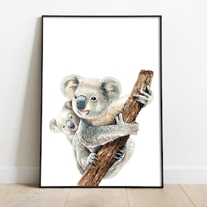 Puede incluir: Una pintura de acuarela de una madre koala y su cr&iacute;a, ambas con ojos marrones y pelaje gris, aferr&aacute;ndose a una rama de &aacute;rbol marr&oacute;n. La koala est&aacute; sosteniendo a su cr&iacute;a cerca de su pecho.