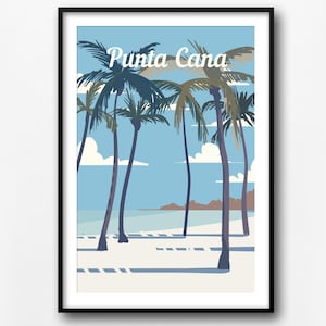 Op de afbeelding: Een retro-reissposter met een blauwe lucht met witte wolken, palmbomen en een zandstrand. De tekst "Punta Cana" staat in witte letters bovenaan de poster.