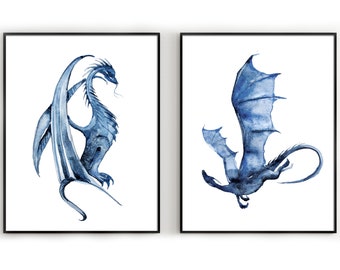 Op de afbeelding: Twee aquarellen van blauwe draken. Eén draak staat met zijn vleugels uitgespreid, terwijl de andere vliegt met zijn vleugels uitgespreid.
