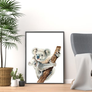 Puede incluir: Una pintura de acuarela de una madre koala y su cr&iacute;a, ambas con pelaje gris, sentadas en una rama marr&oacute;n. La madre koala se agarra a la rama con sus patas, y la cr&iacute;a se aferra a la espalda de su madre.