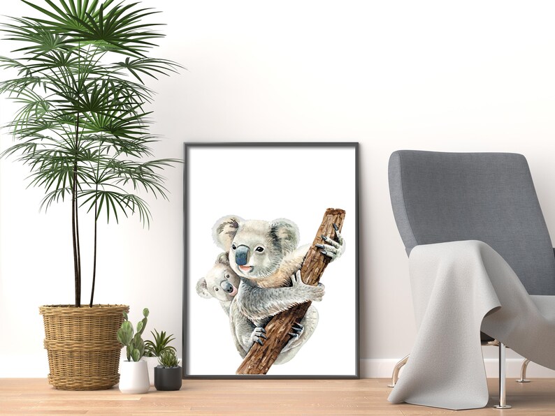 Puede incluir: Una pintura de acuarela de una madre koala y su cr&iacute;a, ambas con pelaje gris, sentadas en una rama marr&oacute;n. La madre koala se agarra a la rama con sus patas, y la cr&iacute;a se aferra a la espalda de su madre.