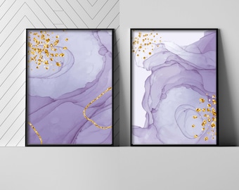 Puede incluir: Dos impresiones de arte abstracto enmarcadas con acentos morados y dorados. Las impresiones presentan un diseño de mármol en espiral con acentos de purpurina dorada.