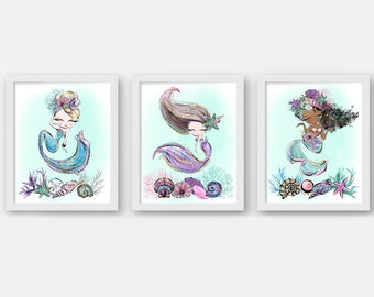 Könnte beinhalten: Drei gerahmte Illustrationen von Meerjungfrauen mit lila und blauen Schwänzen, die Blumenkränze tragen und von Muscheln und Korallen umgeben sind. Die Meerjungfrauen haben unterschiedliche Hauttöne und Haarfarben.