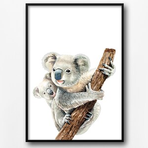 Puede incluir: Una pintura de acuarela de dos koalas, una madre y su beb&eacute;, aferr&aacute;ndose a una rama de &aacute;rbol. La madre koala est&aacute; sosteniendo al beb&eacute; koala en sus brazos. Ambos koalas est&aacute;n mirando al espectador.