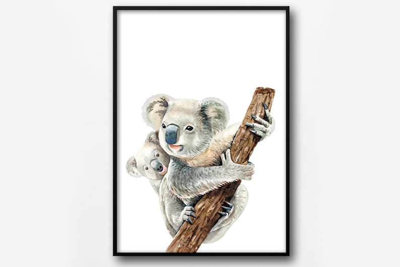 Puede incluir: Una pintura de acuarela de dos koalas, una madre y su beb&eacute;, aferr&aacute;ndose a una rama de &aacute;rbol. La madre koala est&aacute; sosteniendo al beb&eacute; koala en sus brazos. Ambos koalas est&aacute;n mirando al espectador.