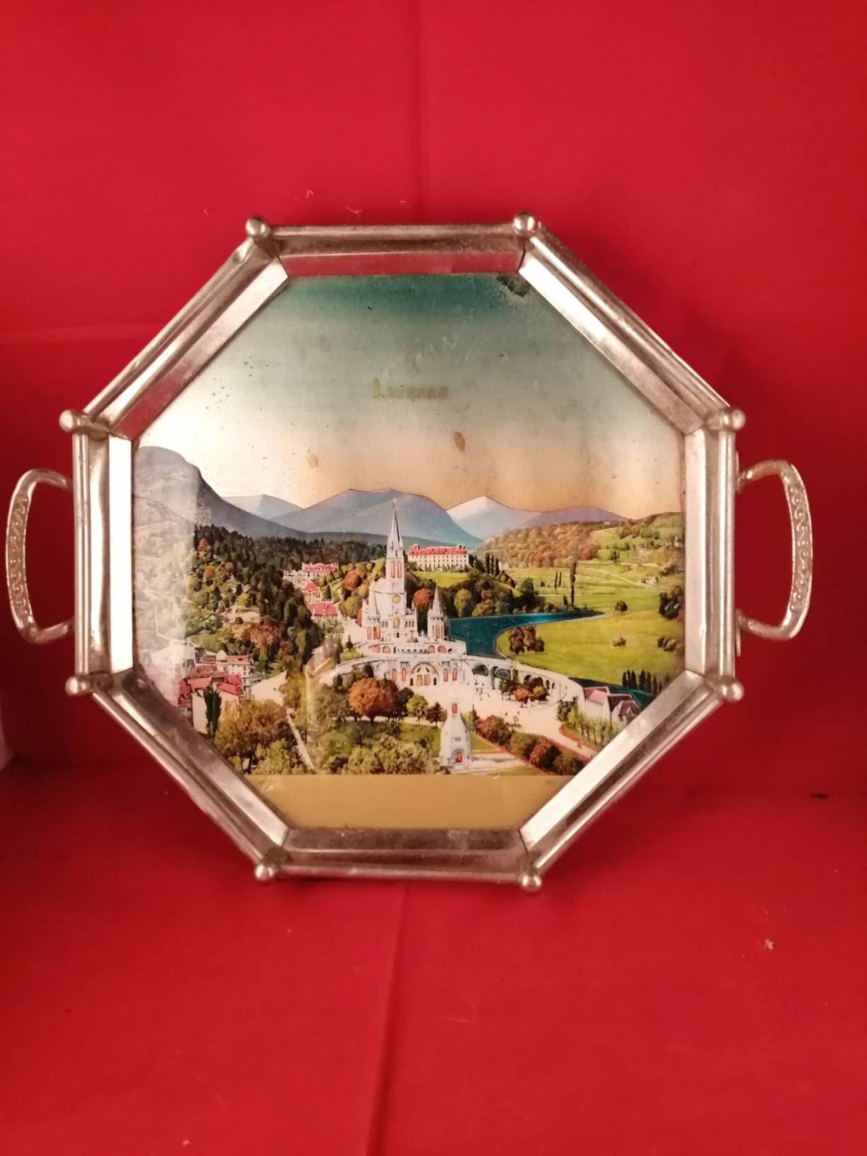 Vintage Ancien Plateau en Métal et Fixe Sous Verre Lourdes Année 50 Bord Haut