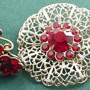 Vintage Filigrane Brosche und Ohrringe Set, Rote Strasssteine