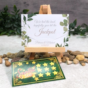 Sobre con tarjeta rasca y gana con diseño de hoja de eucalipto para recuerdos de boda