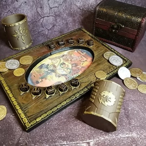 Puede incluir: Un tablero de juego de madera con un recorte circular que presenta una escena de fantasía. El tablero tiene un borde dorado y está rodeado de dados y monedas. Hay dos torres de dados marrones con un diseño de estrella.