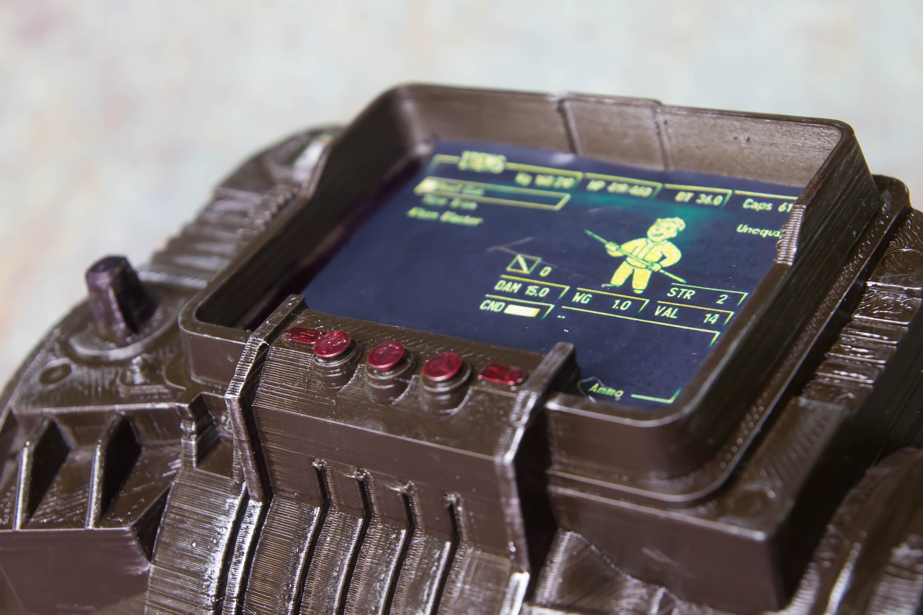 ドラマ“Fallout”の「Pip-Boy 3000 Mk V」を見事に再現するダイ