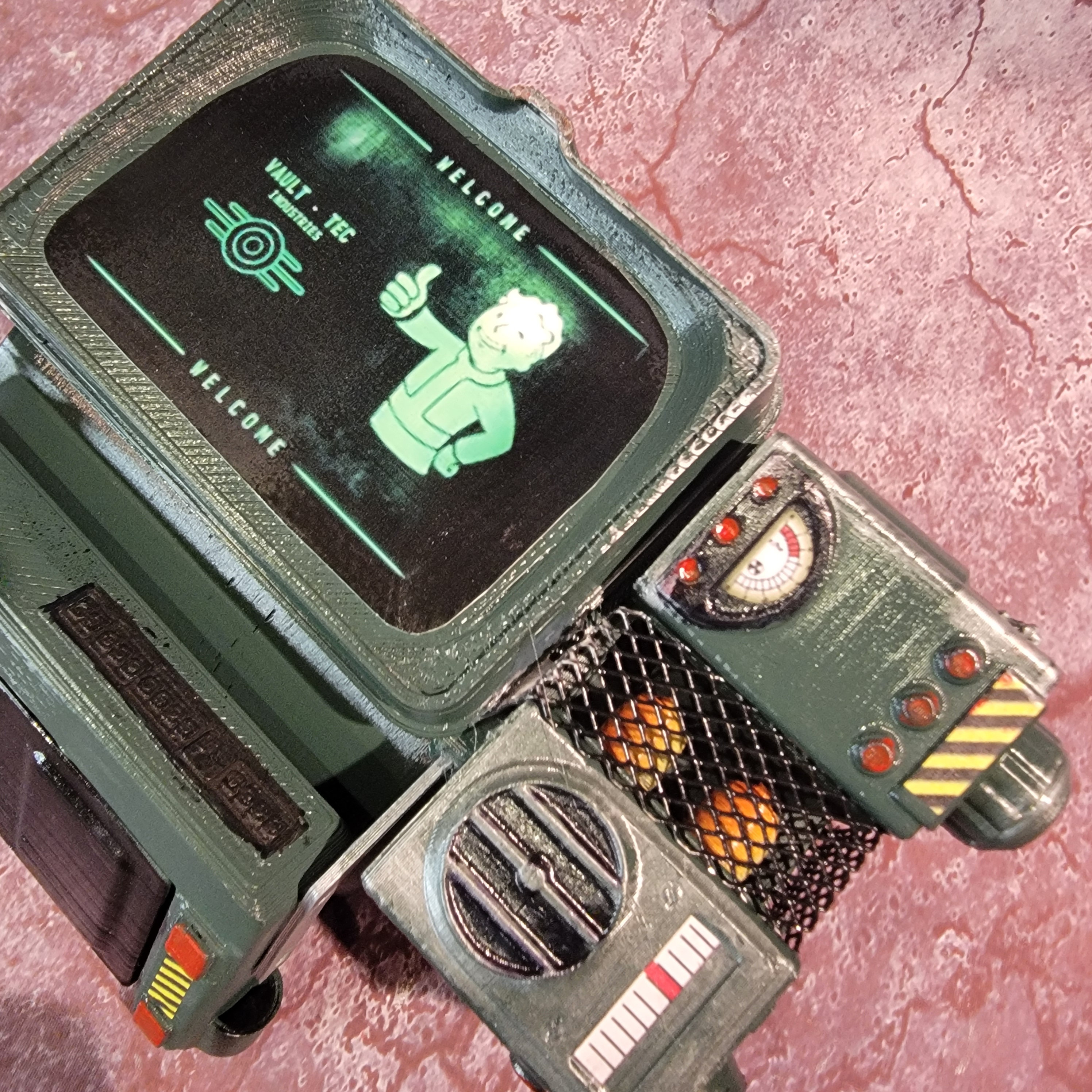 Amazon.co.jp: Fallout Pip-Boy 2000 Mk VI 組み立て済み : ホビー
