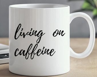 Rolig kaffemugg, lever på koffein, sarkastisk kaffemugg present till kaffeälskare, kollegapresent, kontorshumormugg,