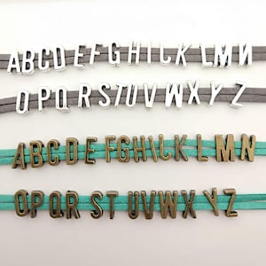 25 peças amuletos deslizantes de letras do alfabeto, 11 mm, tom tibetano antigo de prata/bronze, ajuste em pulseira de couro plano de 7 mm, pingente "A-Z" C6737/6212