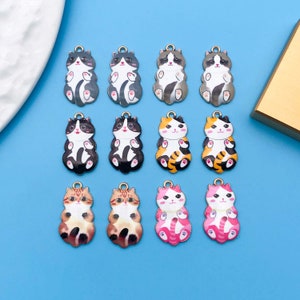 10/12 sztuk 14*25 mm Emalia Uroczy Kot z Kreskówek Charms Stop Kolorowe Zawieszki Zwierzęce do Bransoletki DIY Naszyjnik Biżuteria Making Akcesoria