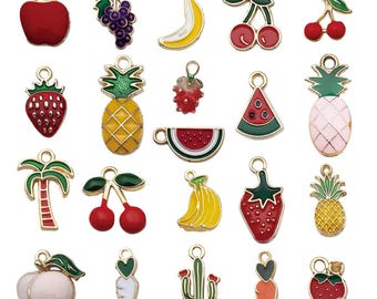 20/21 ciondoli in smalto a forma di frutta in lega, con design a mela, uva, banana e fragola, ideali per la creazione di gioielli fai da te con bracciali e collane.
